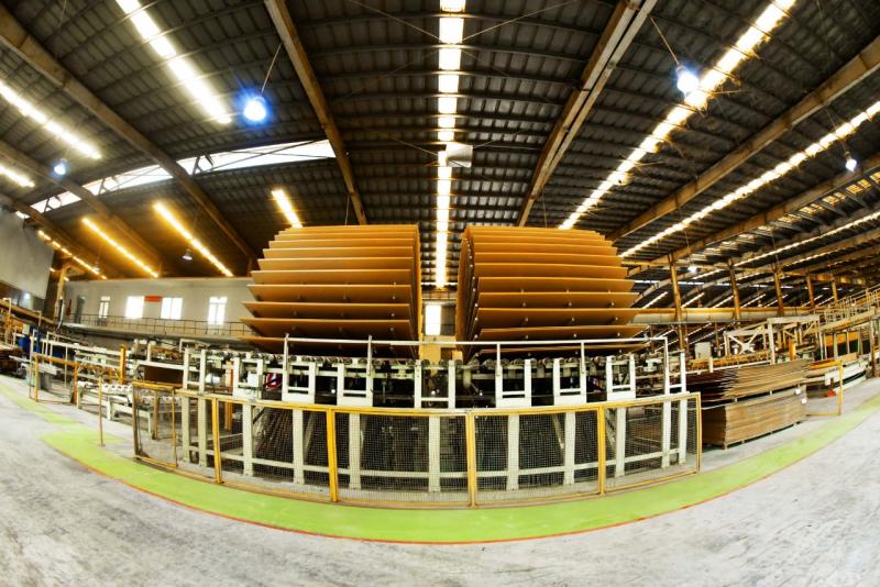 Dây chuyền sản xuất gỗ MDF số 2 của Công ty Cổ phần Gỗ MDF VRG Quảng Trị.