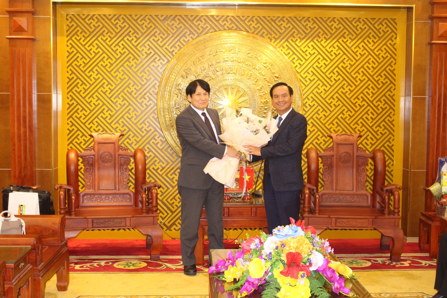 Chủ tịch UBND tỉnh Võ Văn Hưng tặng hoa chúc mừng Tổng Lãnh sự Nhật Bản tại Đà Nẵng Yakabe Yoshinori