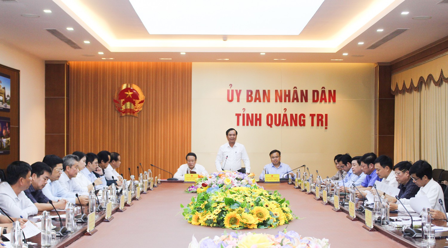 Chủ tịch UBND tỉnh Võ Văn Hưng phát biểu chỉ đạo tại cuộc họp.